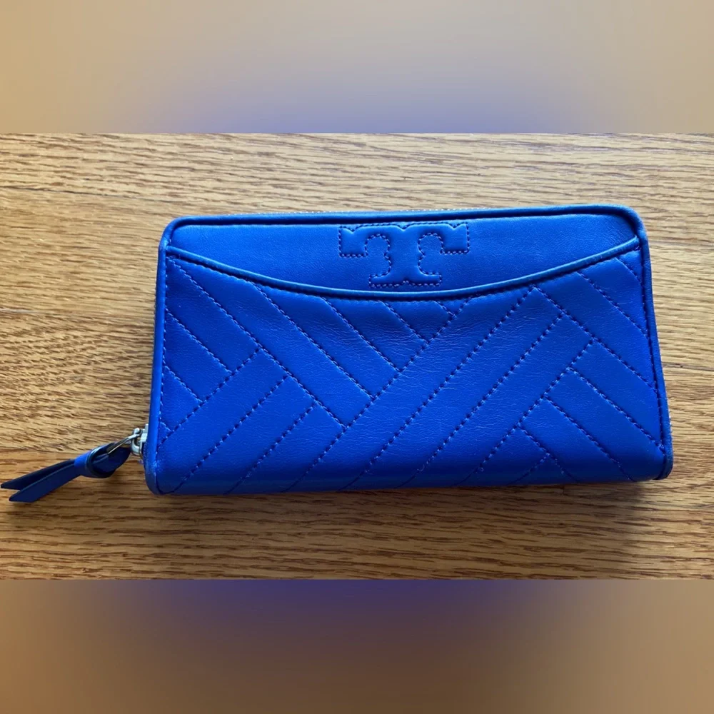 TORY BURCH 💙 Alexa Continental zip wallet in blue leather💙😊 - Picture 2 of 5